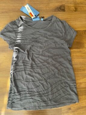 Vera Wang Short-Sleeve Textured Tee in Gray